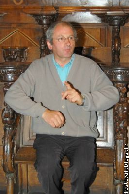 Le guide Gérard Clouzet dans les stalles de la nef.
